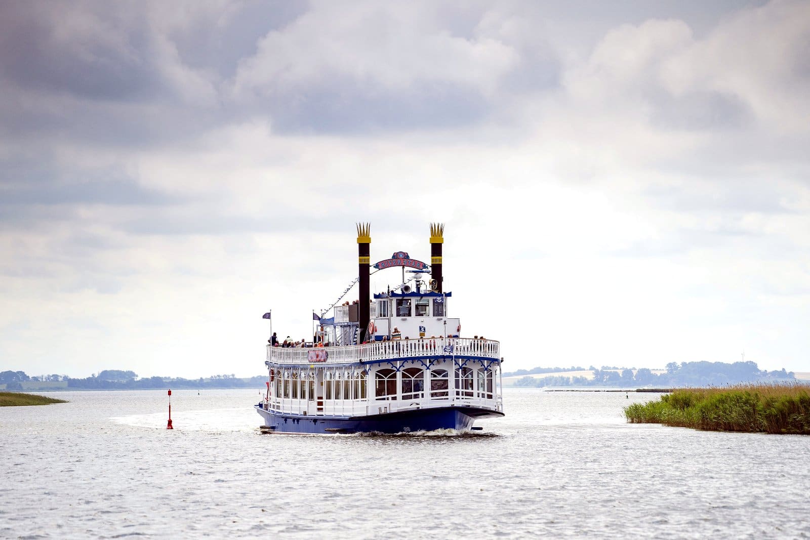 Ausflugsschiff auf dem Bodden bei Ostseebad Dierhagen