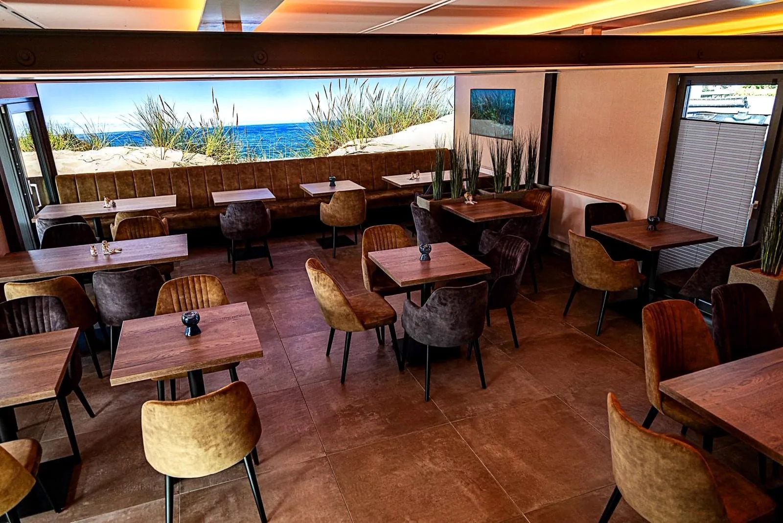 Gastraum mit Ostsee-Wandbild im Restaurant Haus Windhook