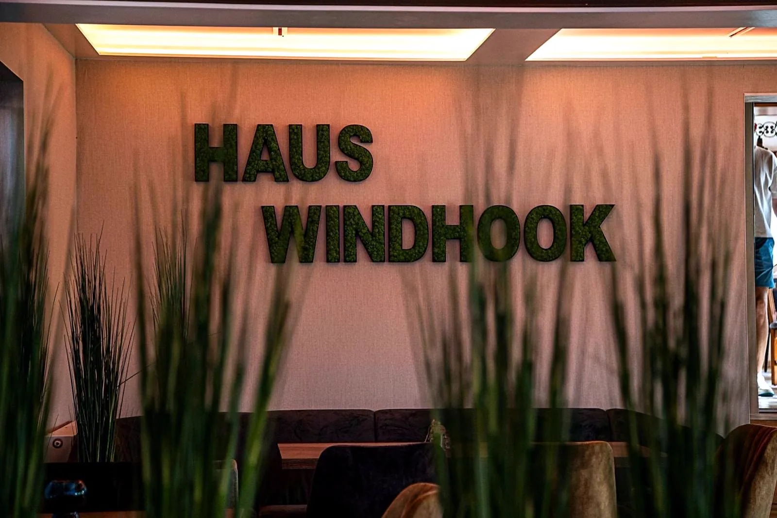 Haus-Windhook-Schriftzug aus Moos im Gastraum